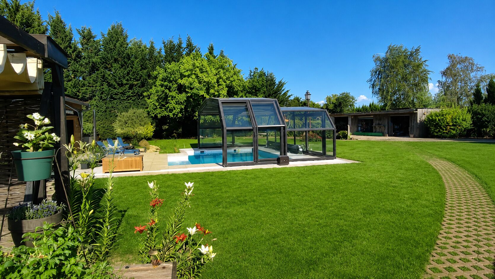 Ein Garten mit Schwimmbad, überdachter Sitzgelegenheit und gepflegtem Rasen.