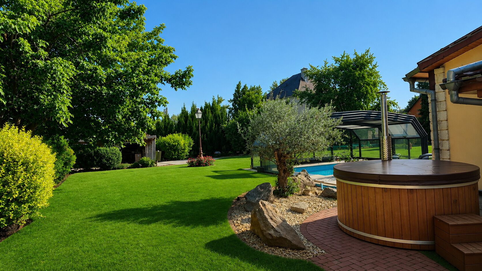 Un jardín cuidado con jacuzzi, piscina y una casa de diseño moderno.