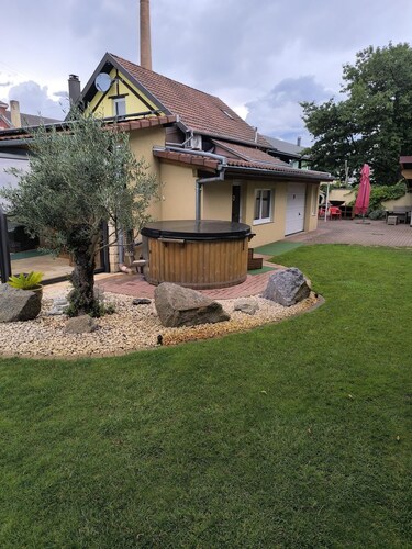 Rural Cottage, indoor swinming pool and spa, playg