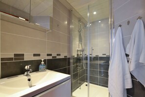 Baignoire, sèche-cheveux, serviettes fournies