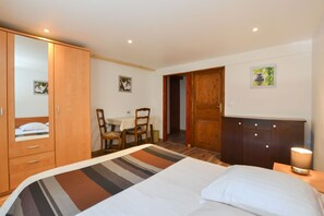 4 habitaciones, escritorio y tabla de planchar con plancha