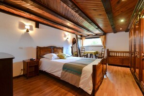 4 chambres, bureau, fer et planche à repasser, lit parapluie