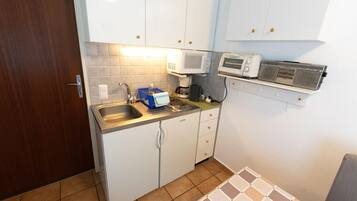 Een koelkast, een microgolfoven, een koffiezetapparaat/waterkoker