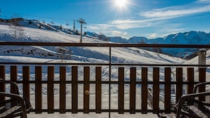 A snow-covered mountain landscape with a ski lift in the background. - Klubhotel Le Refuge by Skinetworks (Huez)