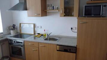 Kühlschrank, Mikrowelle, Ofen, Geschirrspüler