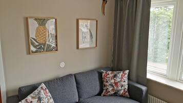 Quarto casal luxo | Área de estar | TV LED 32 polegadas com canais a cabo, TV