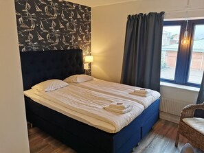 Habitación Grand doble, baño privado | Decoración individual, escritorio, cortinas opacas y cuna de viaje