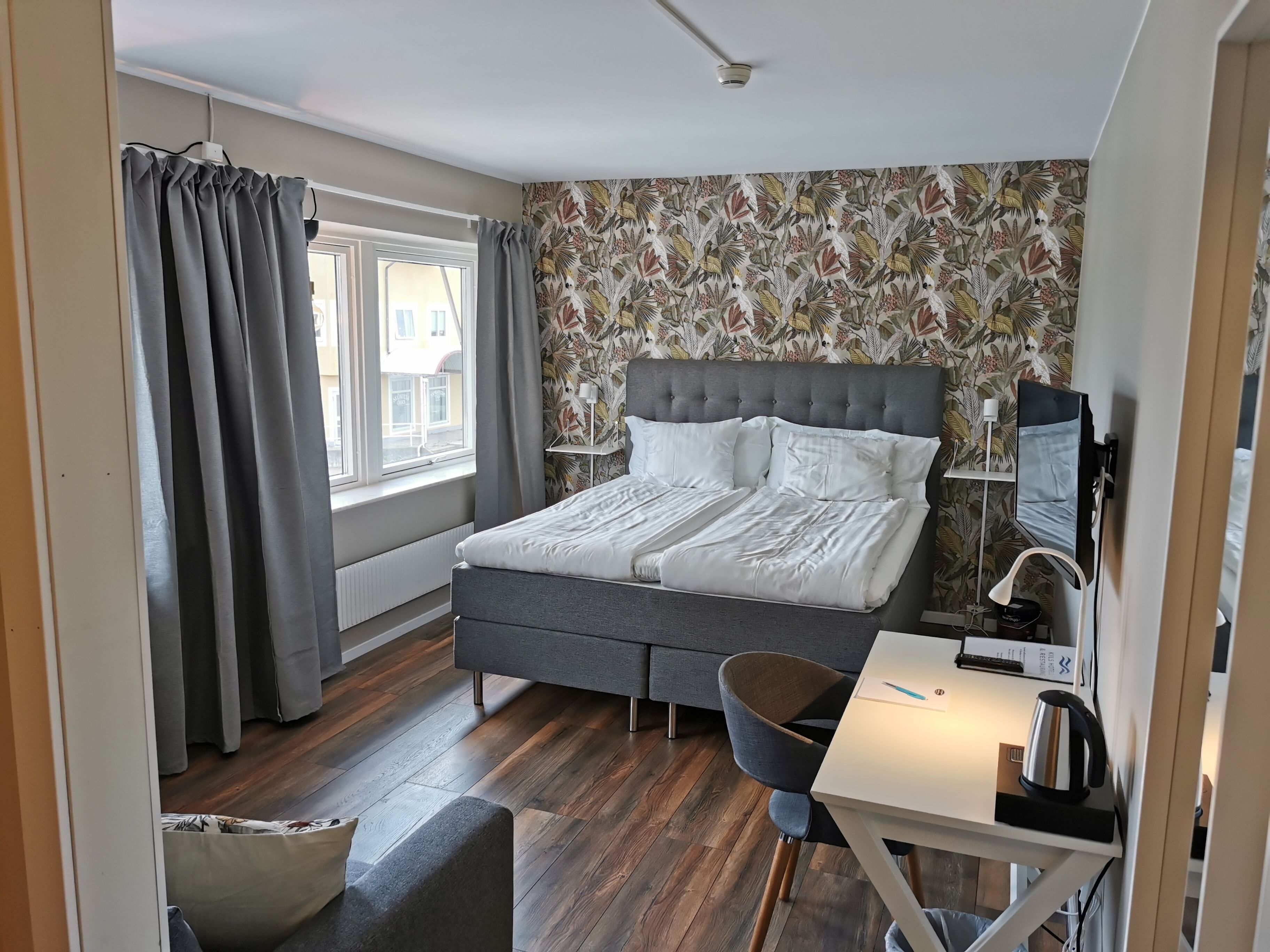 deluxe double room | 1 bedroom, individually decorated, desk, blackout curtains