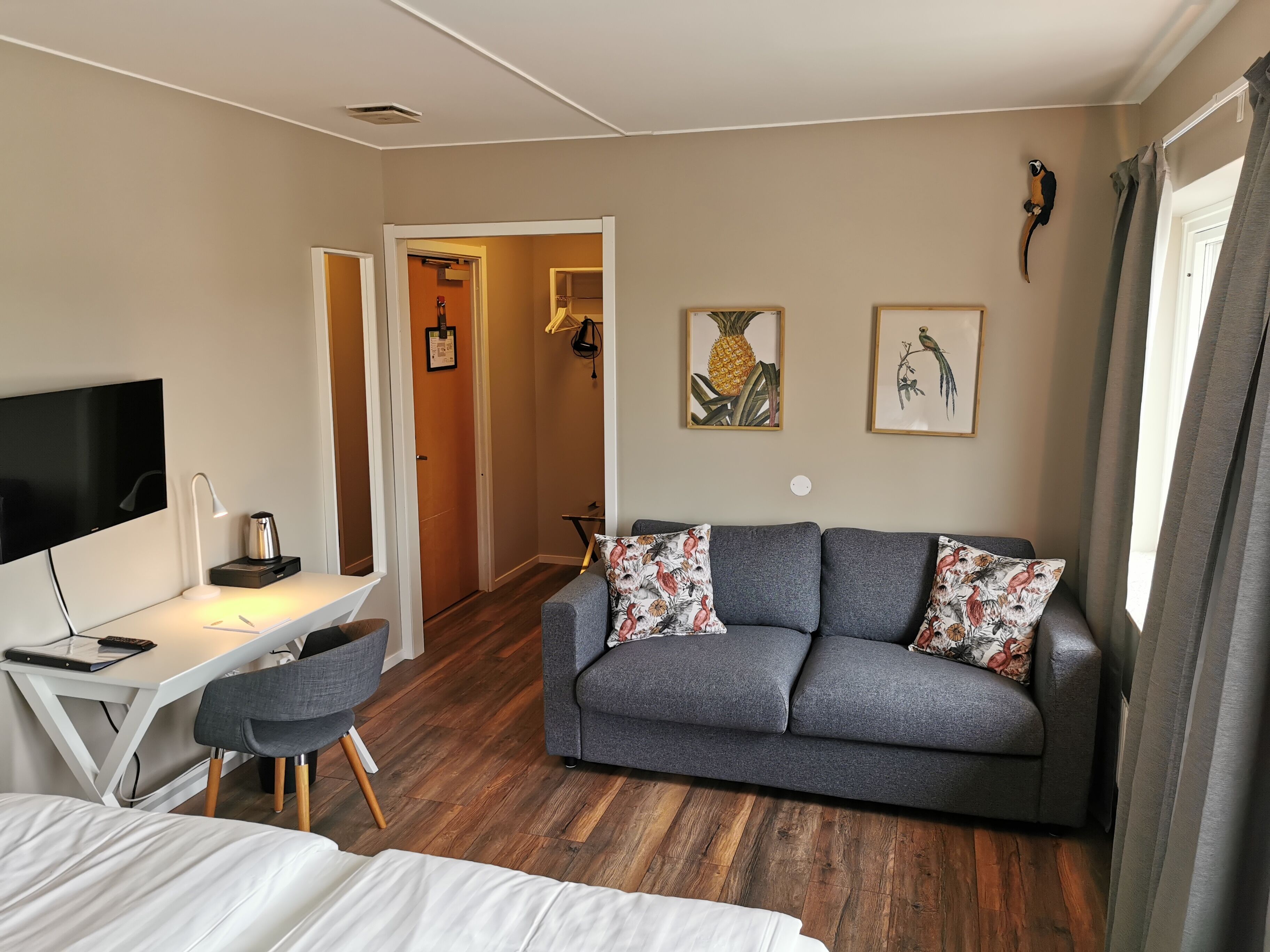 deluxe double room | 1 bedroom, individually decorated, desk, blackout curtains