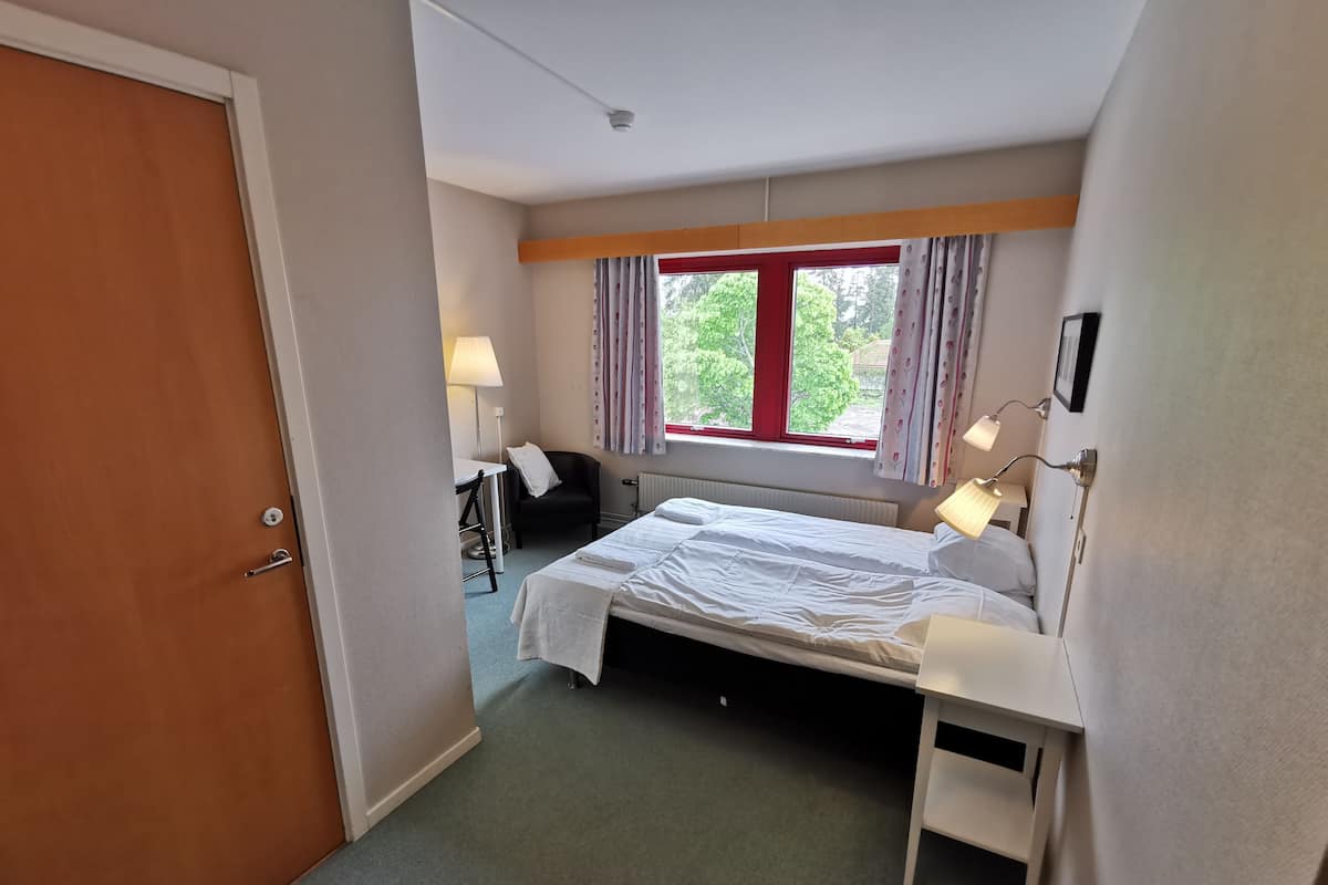Individuell inredning, skrivbord, mörkläggningsgardiner och resesäng