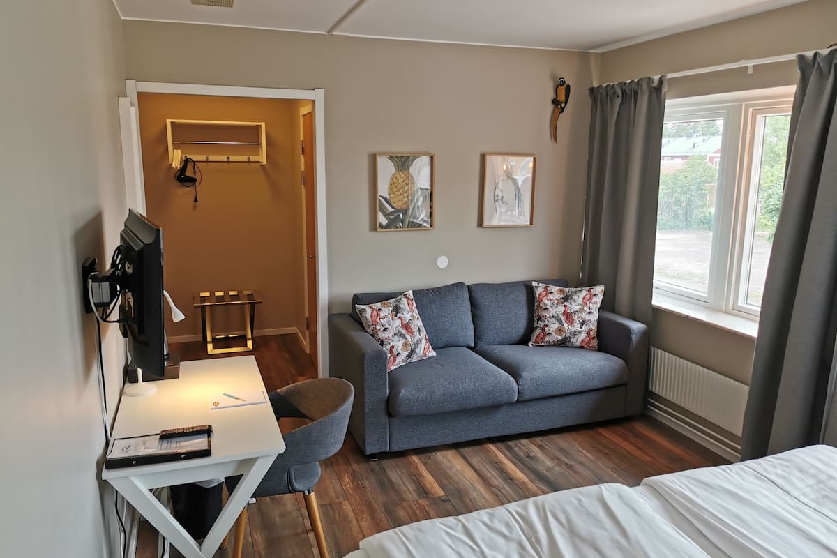 deluxe double room | 1 bedroom, individually decorated, desk, blackout curtains