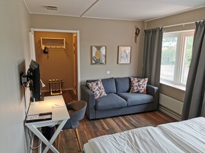 Chambre Deluxe double | Décor unique, bureau, rideaux d’obscurcissement, lit de bébé portatif