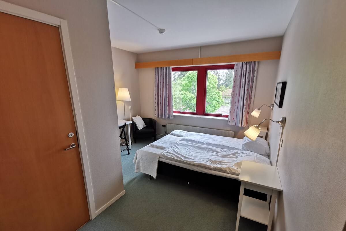 Quarto casal standard | Escrivaninha, cortinas blackout, berço de viagem, Wi-Fi de cortesia