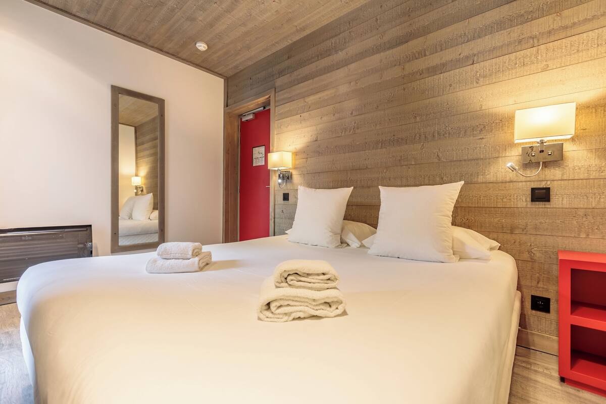 Soundproofing, free WiFi, bed sheets