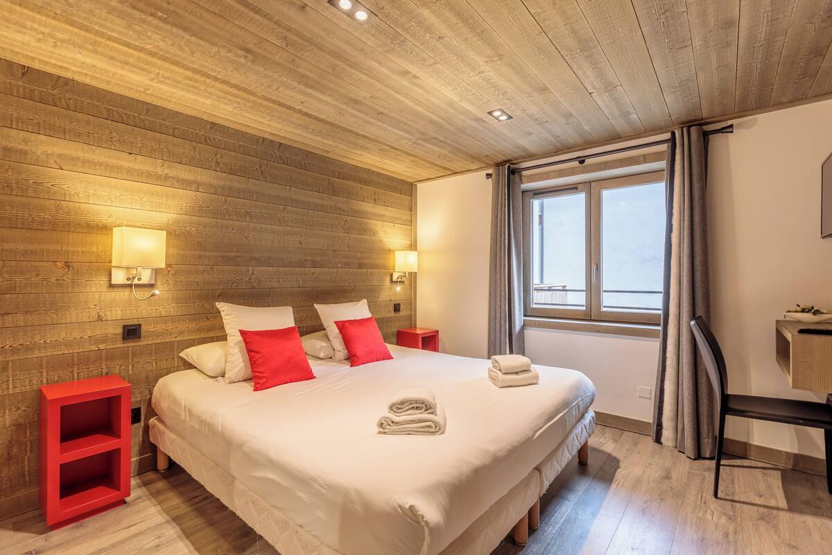 Soundproofing, free WiFi, bed sheets
