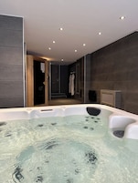 Un sauna, una bañera de hidromasaje
