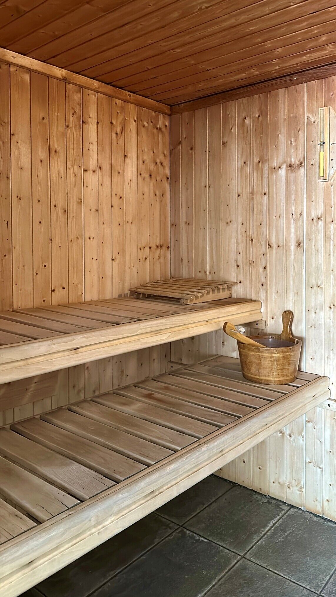 Una sauna con paredes y bancos de madera.