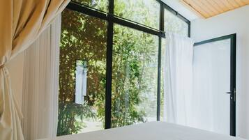 Habitación doble superior | Minibar, caja de seguridad en la habitación y escritorio