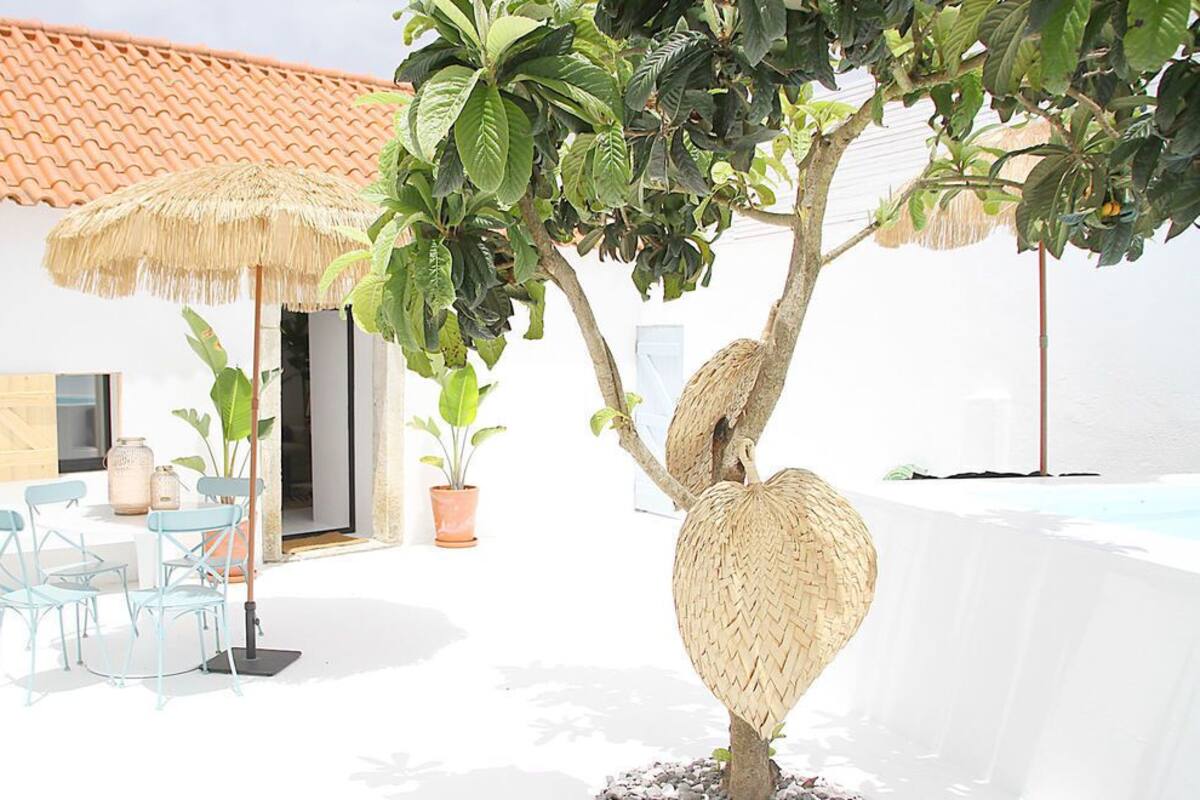 Villa, piscina privada | Minibar, caja fuerte, escritorio y tabla de planchar con plancha