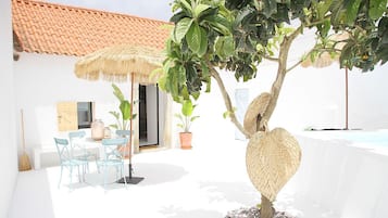 Villa, piscine privée | Minibar, coffres-forts dans les chambres, bureau