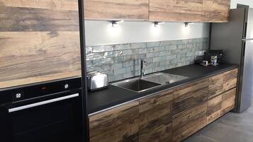 Een koelkast, een magnetron, een oven, een kookplaat