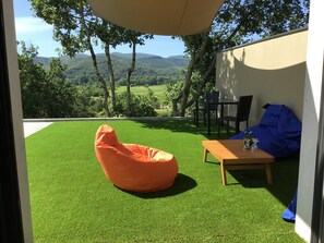 Outdoor dining - Beautiful house, fantastic view, infinity pool, huge terrace. (Saint-Alban-Auriolles)