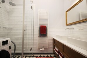 Regadera, secadora de cabello, toallas, jabón 