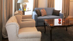 Ein Wohnzimmer mit Sofa, Sesseln und Couchtisch.