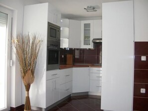 Refrigerador, microondas, placa de cocina, lavavajillas