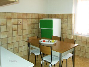 Frigorifero, microonde, tostapane