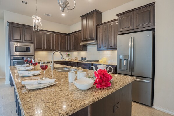 Kjøleskap, mikrobølgeovn, ovn og kokeplater