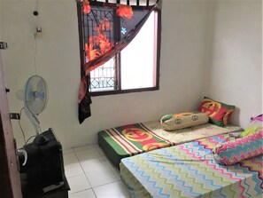Room - Tambak Bayan Guesthouse (Depok)