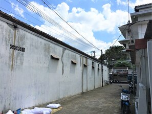 Free self-parking - Tambak Bayan Guesthouse (Depok)