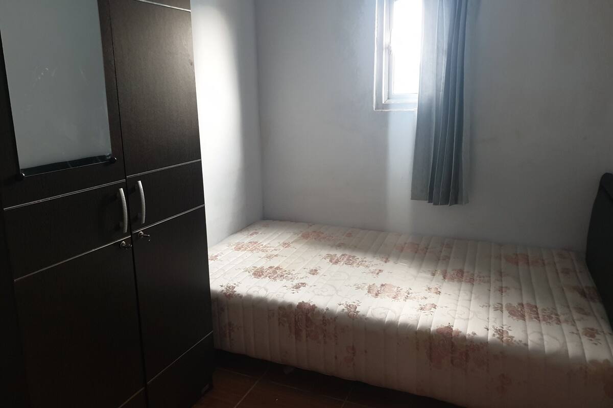 Free WiFi, bed sheets