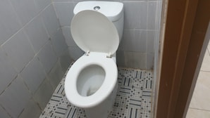 Shower, towels - Daftara Homestay Syariah (Jakarta)