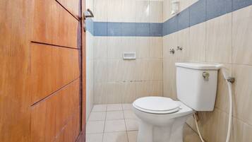 Laguna (Single Bed 2 pax) | Bathroom | Shower, towels