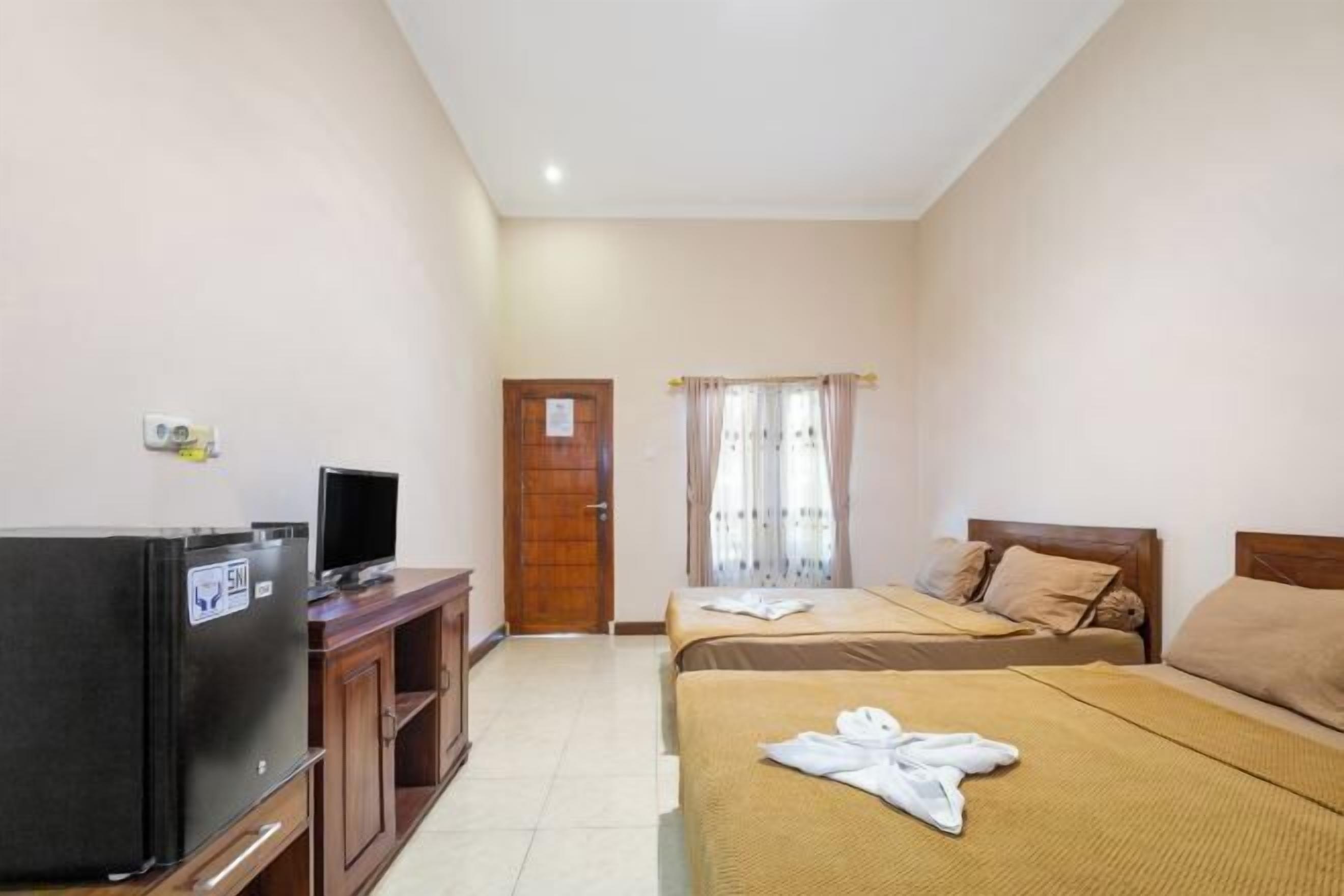 Desk, laptop workspace, free WiFi, bed sheets