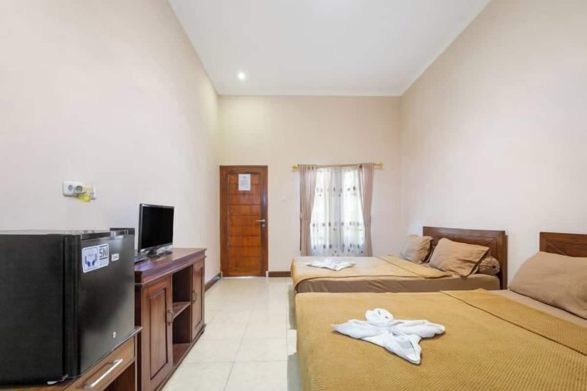 Desk, laptop workspace, free WiFi, bed sheets