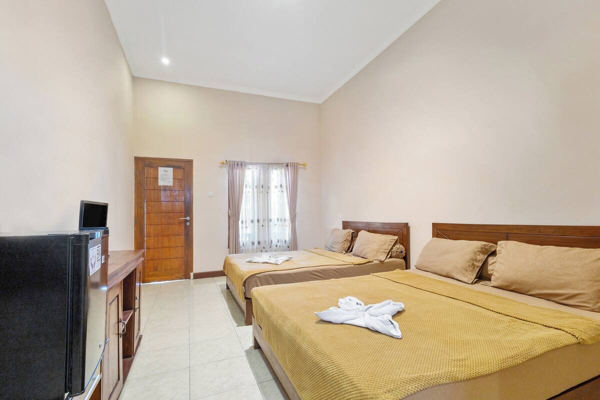 Laguna (Double Bed) | Desk, laptop workspace, free WiFi, bed sheets