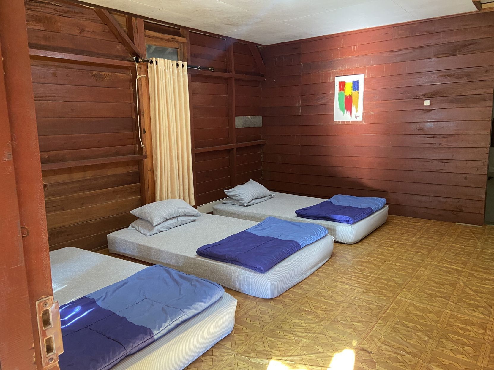 Desk, laptop workspace, free WiFi, bed sheets