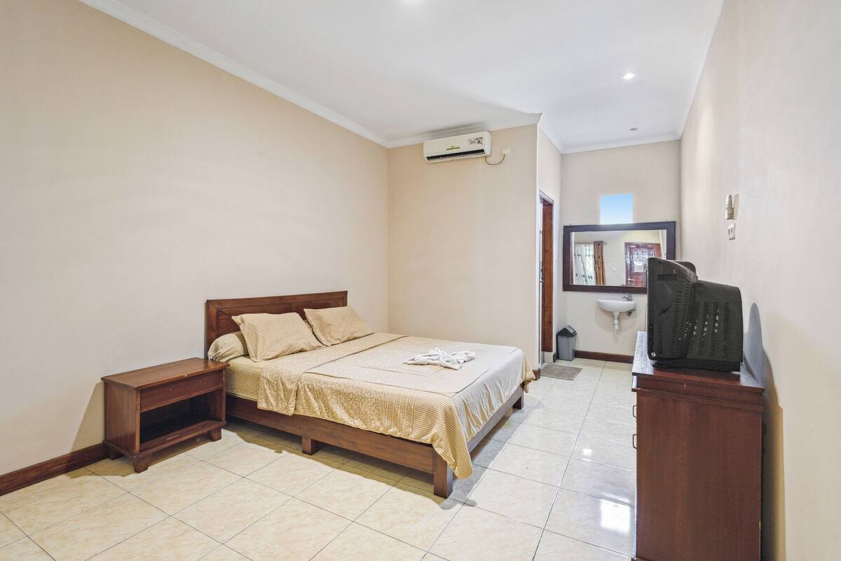 Laguna (Single Bed 2 pax) | Desk, laptop workspace, free WiFi, bed sheets