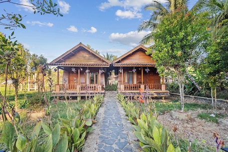 Exterior. Sawarna Little Hula Hula