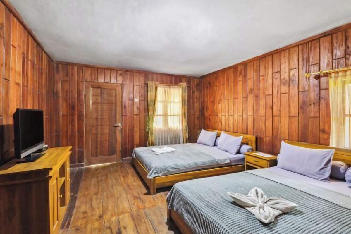 Desk, laptop workspace, free WiFi, bed sheets