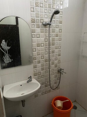 Chambre Standard | Salle de bain | Douche, serviettes fournies