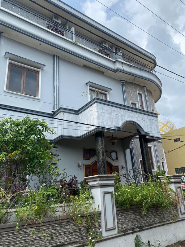 Front of property - Homestay Griya Indah (Makassar)