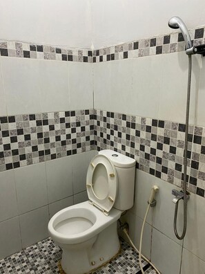 标准房 | 浴室 | 淋浴设施、毛巾