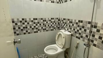 Habitación estándar | Baño | Ducha y toallas