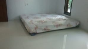 Ruang kerja ramah laptop dan seprai linen