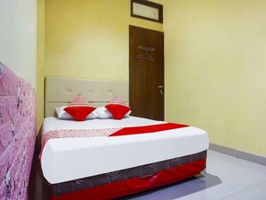 Desk, free WiFi, bed sheets - Guest House Onta Baru (Makassar)