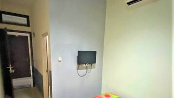 Escritorio, wifi gratis y ropa de cama